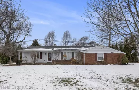 2640 Bridle Rd, Bloomfield Hills, MI 48304