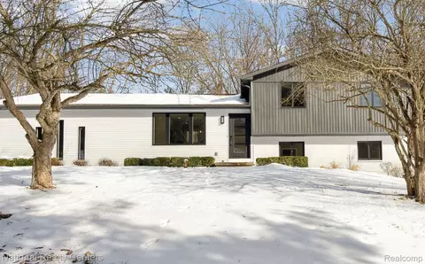 605 Indian Lake Rd, Oxford, MI 48371