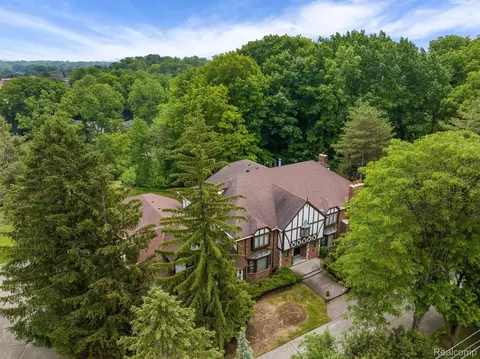 4670 Cove Rd, West Bloomfield, MI 48323
