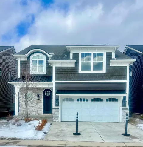 211 Mountain View Ln, Milford, MI 48381