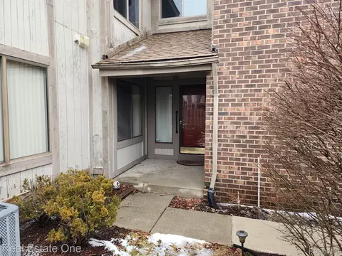 7492 S Brynmawr Crt 6 Ct, West Bloomfield, MI 48322