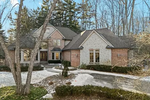 9018 Cascade Dr, Green Oak, MI 48178