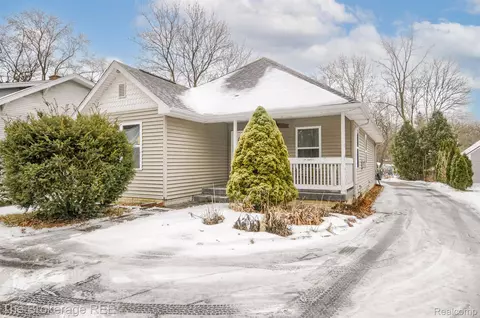 3555 Watkins Lake Rd, Waterford, MI 48328