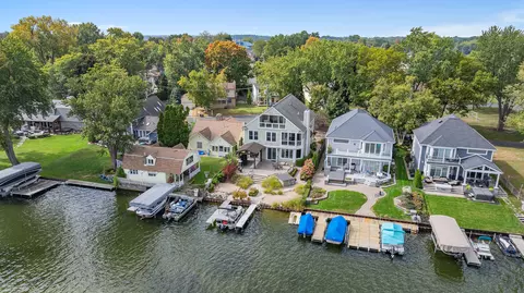 1701 Rustic Ln, Keego Harbor, MI 48320