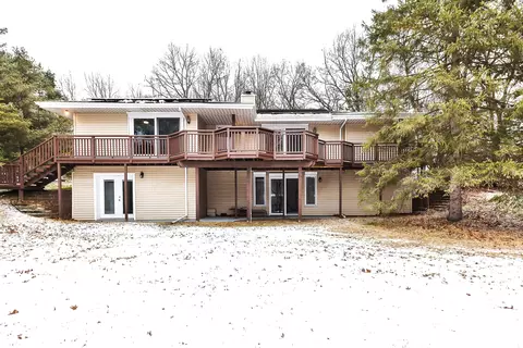 2399 Sosna Dr, Pinckney, MI 48169
