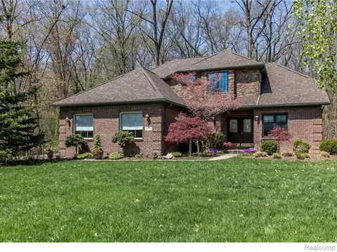 2092 Christopher, West Bloomfield, MI 48324