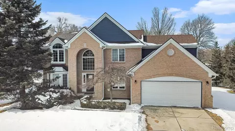 110 Easton Dr, South Lyon, MI 48178