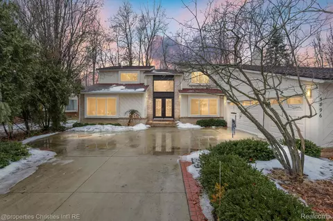 5896 Naneva Crt Ct, West Bloomfield, MI 48322