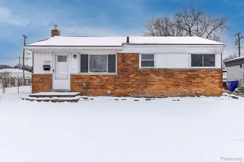 18048 Summer Ln S, Fraser, MI 48026