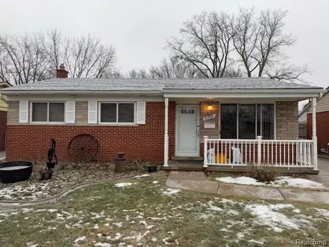 21732 Raymond St, Saint Clair Shores, MI 48082
