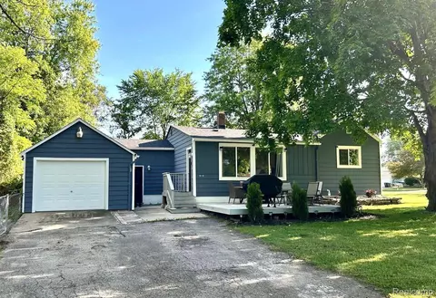 919 Beardon, Orion, MI 48362