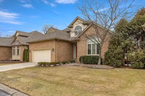 38 Turnberry Ln, Dearborn, MI 48120