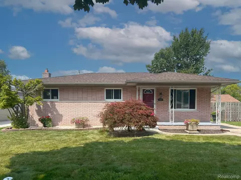 21625 Bayside St, Saint Clair Shores, MI 48081