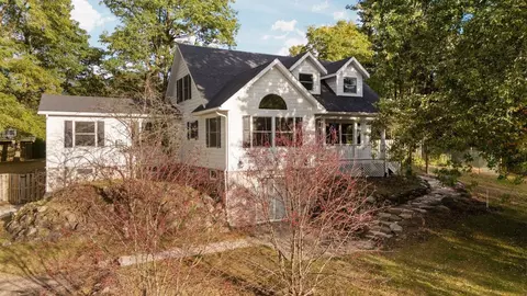 4040 Latourette Ln, Hartland, MI 48353