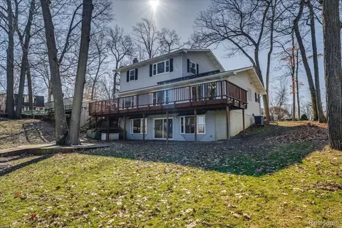 6402 Hartwood Dr, Fenton, MI 48430