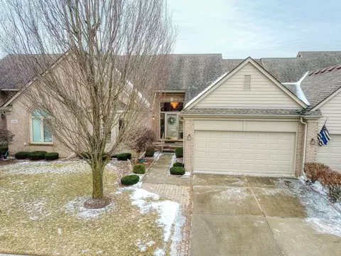 45330 Diamond Pond Dr, Macomb, MI 48044