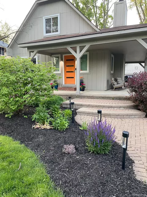 2280 Pontiac Dr, Sylvan Lake, MI 48320