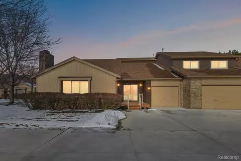 37430 N Laurel Park Dr, Livonia, MI 48152