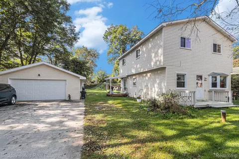 8576 Country Club Dr, Pinckney, MI 48169