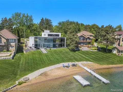 15215 Pinewood Trl, Fenton, MI 48451
