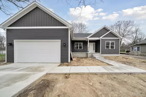 675 Crescent Lake Rd, Waterford, MI 48327