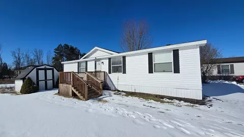 15 Deer Creek Dr, Fort Gratiot, MI 48059