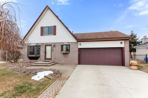 27340 Oakcrest Dr, Brownstown, MI 48183