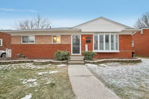 21808 Lakeshire St, Saint Clair Shores, MI 48081