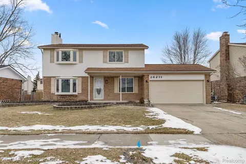 26231 Fairwood Dr, Chesterfield, MI 48051