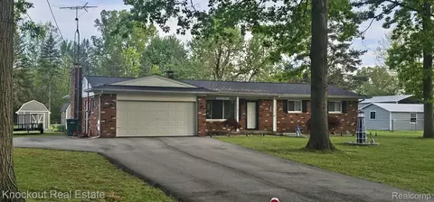 11870 Woodland Dr, Venice, MI 48449