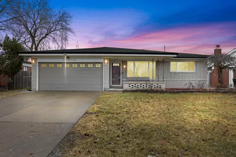 36412 Clifford Dr, Sterling Heights, MI 48312