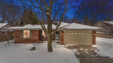 813 Abbey Ln, Milford, MI 48381