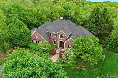 2833 Stone Meadow Dr, Milford, MI 48380
