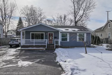 906 Main St, Fenton, MI 48430