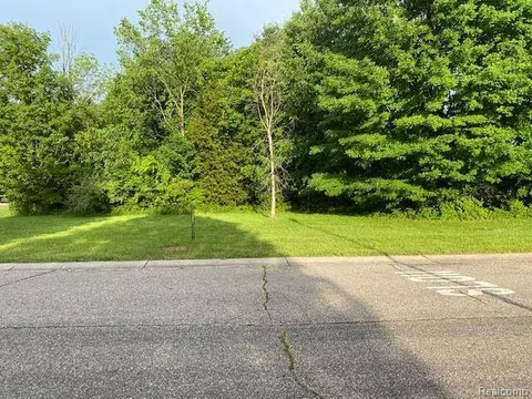 667 Bending Brook Dr, Flushing, MI 48433