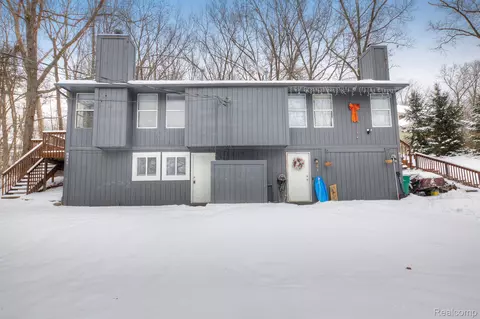 9313 Van Antwerp Rd, Brighton, MI 48116
