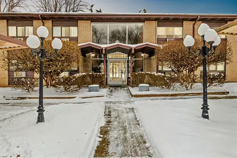 995 N Cass Lake Rd #213, Waterford, MI 48328