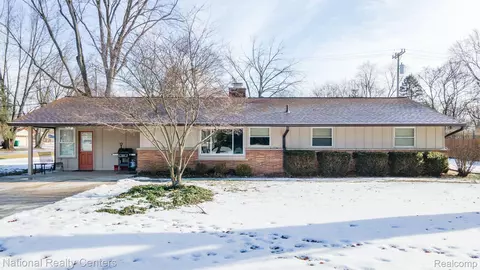 1648 Welch Rd, Commerce, MI 48390