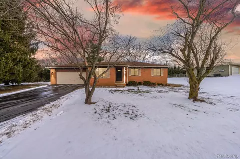 2800 Mussen Dr, Commerce, MI 48390