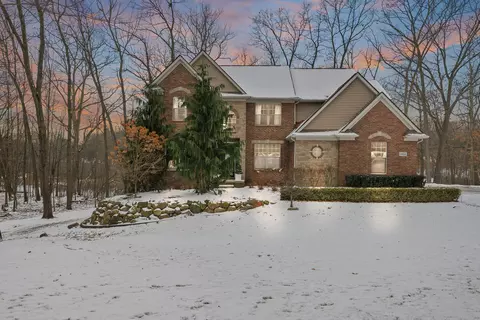9964 Holly Ridge Ln, Green Oak, MI 48178