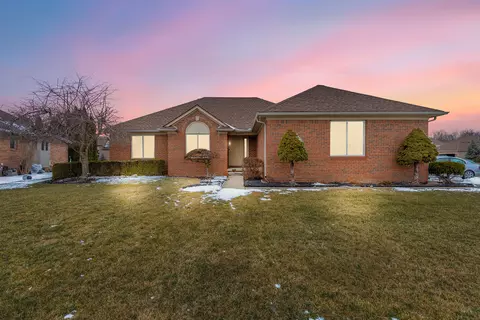 51763 Iroquois Trl, Macomb, MI 48042