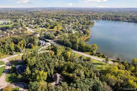 7287 N Mistwood Dr, White Lake, MI 48383