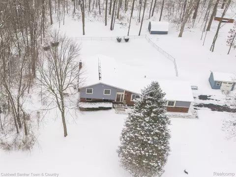 11334 Shadow Woods Ln, Whitmore Lake, MI 48189