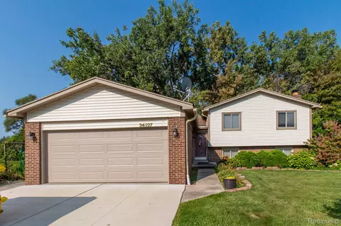 34327 Daventry Crt Ct, Sterling Heights, MI 48312