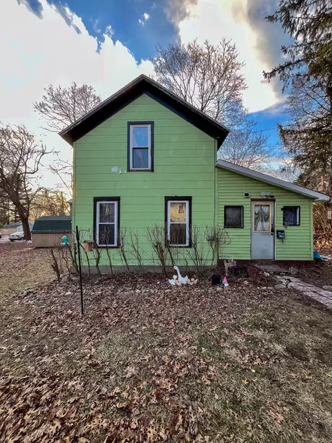 64 Salem St, Hillsdale, MI 49242