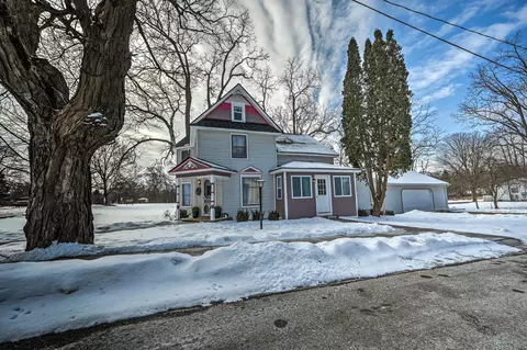 602 S Broad St, Holly, MI 48442