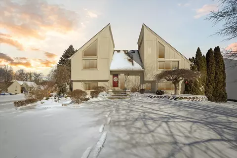 9591 Rosemary Ln, Brighton, MI 48114