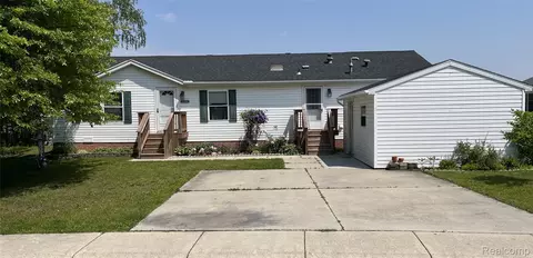 5128 Twin Lakes Dr, Kimball, MI 48074