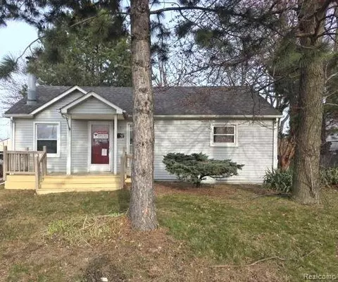30052 Schoenherr Rd, Warren, MI 48088
