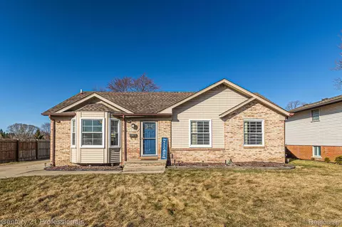 27023 Clarpointe Dr, Warren, MI 48088